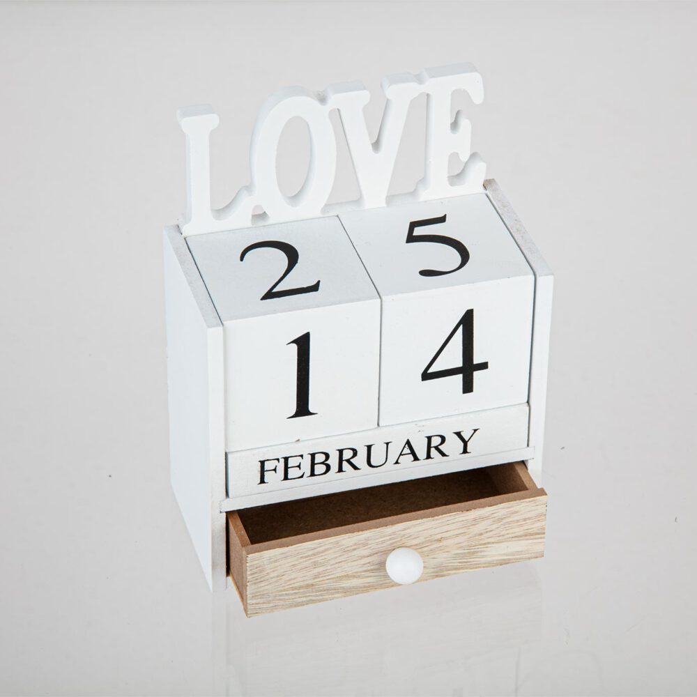 Дървен вечен календар LOVE